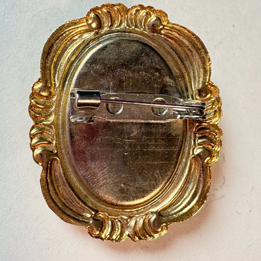 Vintage 1980s Gold tone and Cream Cameo style Brooch